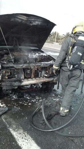 Archivo. Imagen del incendio de un vehículo en la GC-1 (Foto TA)