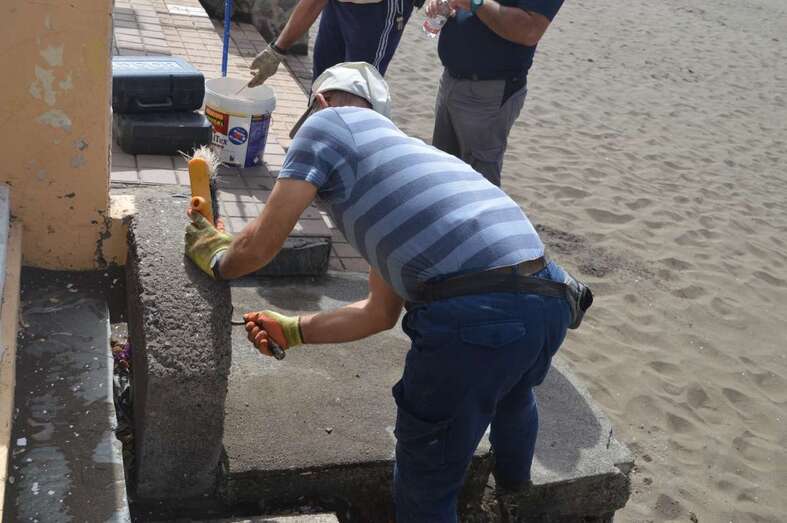 Operarios de Playas arreglan el grifo (Foto TA)