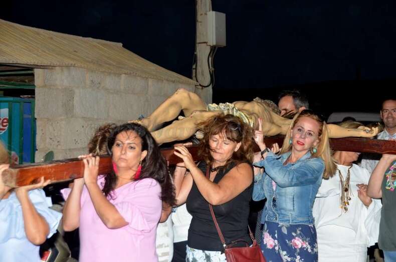 Vecinas de Tufia portan la imagen del Santo Cristo (Foto Francisco Javier Santana)