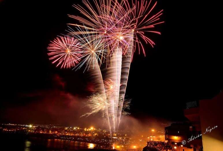 Una de las imágenes de los fuegos captadas por Adrián Negrín (Foto Adrián Negrín)