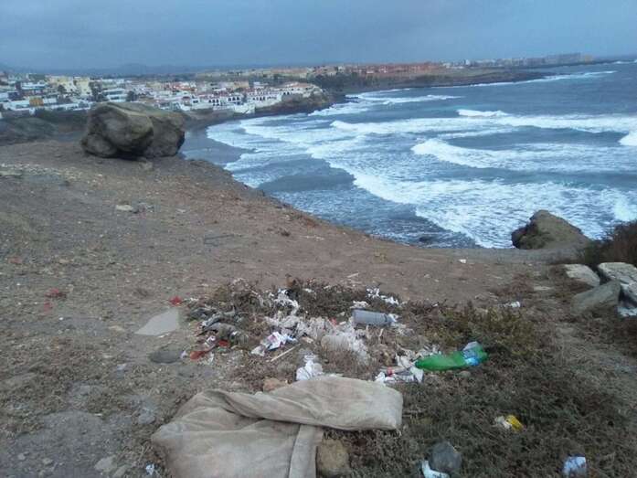 Basura acumulada en un solar de Playa del Hombre (Foto TA)