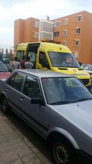 La ambulancia del SUC en el lugar del suceso (Foto Domingo Moreno)