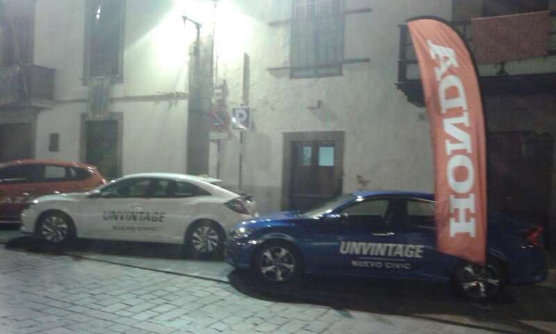 La muestra de vehículos ocupa el espacio reservado para los coches de personas con movilidad reducida (Foto TA)