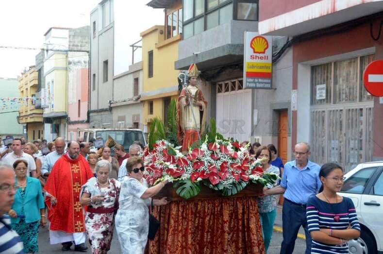 Momento de la procesión de este domingo en Casas Nuevas (Foto TA)