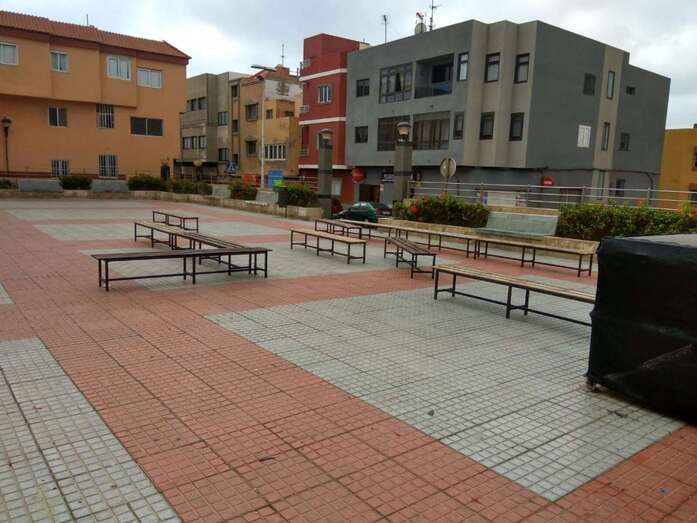 Los bancos ocupan el centro de la plaza pública (Foto TA)