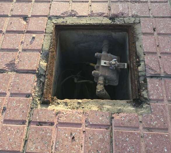 La arqueta, sin tapa, supone un peligro para los viandantes (Foto TA)