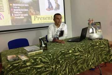 Álvaro Monzón presenta su último libro en Firgas (Foto TA)