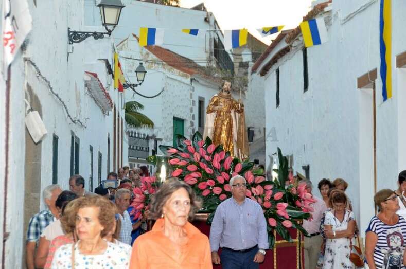 Momento de la procesión de esta tarde-noche (Foto Francisco Javier Santana)