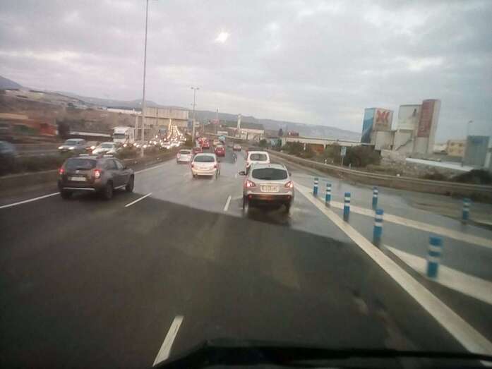 Vertido de agua sobre los carriles de la GC-1 en dirección hacia la capital (Foto TA)