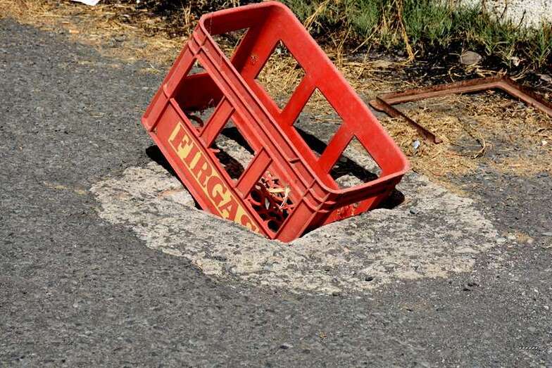 Una caja de agua cubre el hueco de una alcantarilla (Foto TA)