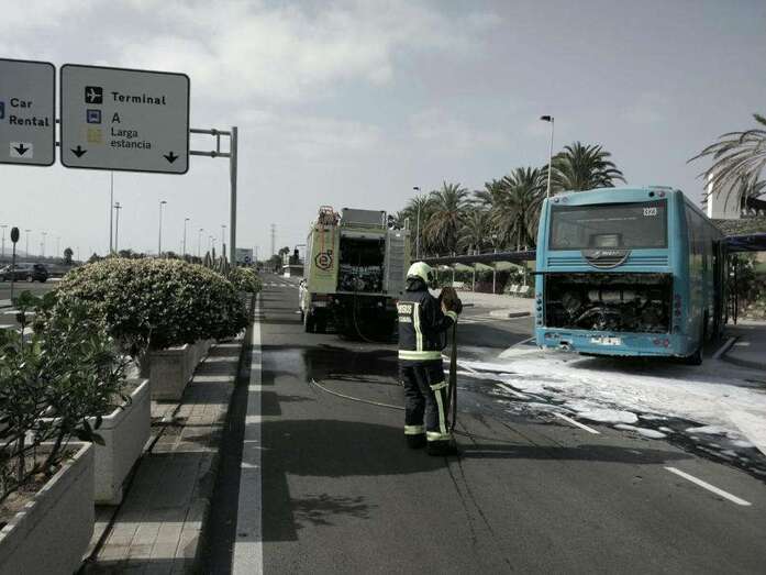 Los bomberos sofocaron las llamas del motor (Foto TA)