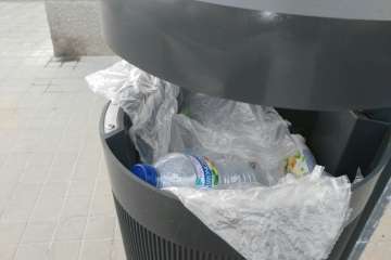 La limpieza brilla por su ausencia en calles de La Herradura (foto TA)