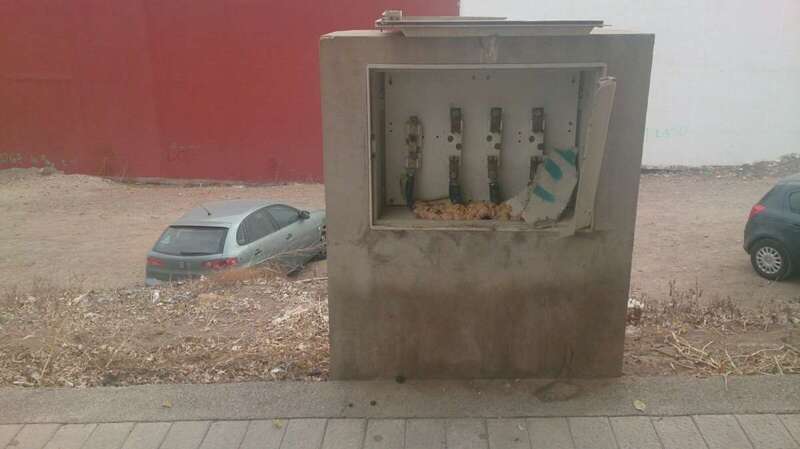 Fusibles al aire libre en una caja de registro en una calle de Telde (Foto TA)