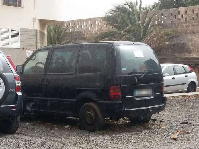 Furgoneta abandonada en una explanada próximo a la calle de Sagrario (Foto TA)