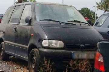 Furgoneta abandonada en El Callejón del Castillo (Foto TA)

