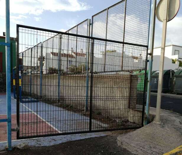 Valla colocada en la cancha deportiva anexa al local social (Foto TA)