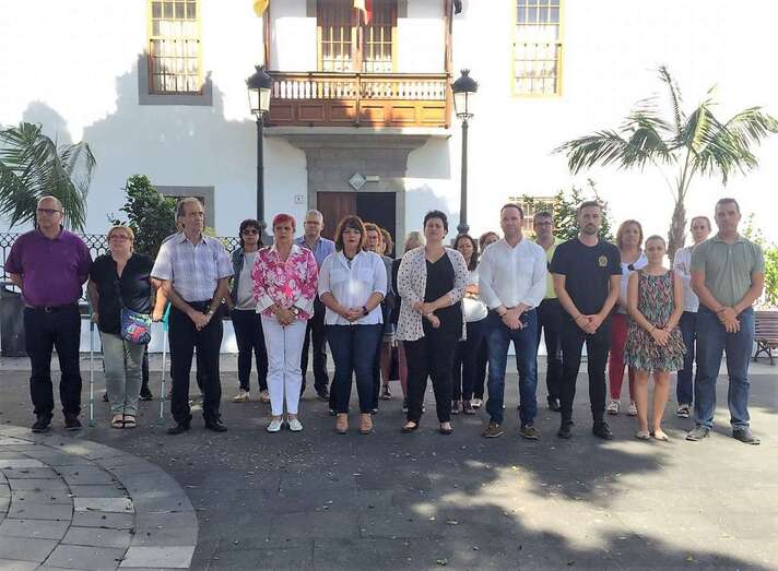 Políticos y funcionarios, delante de las Casas Consistoriales, durante el minuto de silencio (Foto TA)