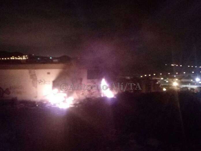 Llamas del incendio de esta noche en Lomo la Francia (Foto TA)