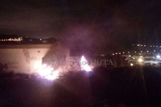 Incendio en un inmueble abandonado de Lomo la Francia-Telde (Foto TA)