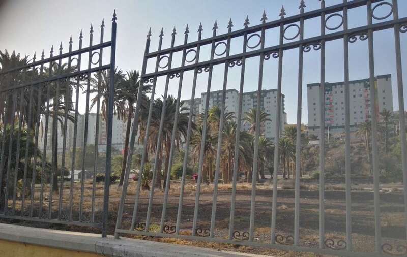 El vallado perimetral del Parque de Las Mil Palmeras amenaza con desprenderse del muro (Foto TA)
