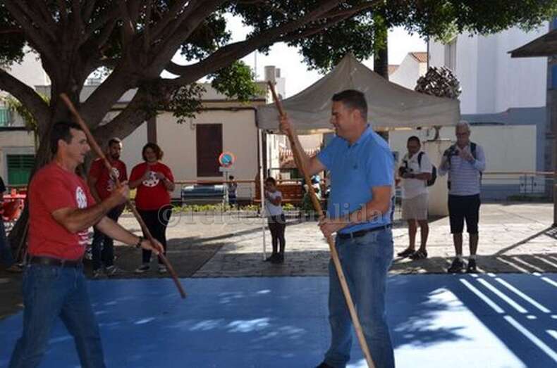 El concejal de Deportes, Diego Ojeda, con polo azul, juega al garrote (Foto TA)