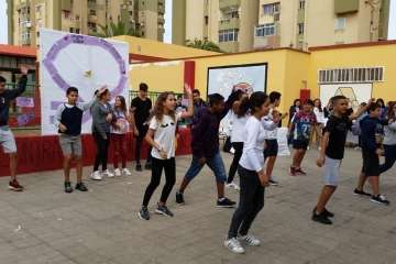 Lazos contra la violencia machista en el IES Agustín Millares (Foto TA)