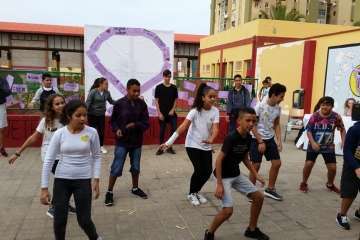 Lazos contra la violencia machista en el IES Agustín Millares (Foto TA)