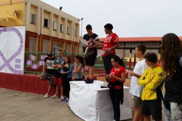 Lazos contra la violencia machista en el IES Agustín Millares (Foto TA)