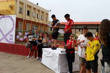 Lazos contra la violencia machista en el IES Agustín Millares (Foto TA)