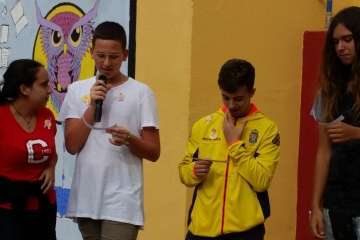 Lazos contra la violencia machista en el IES Agustín Millares (Foto TA)