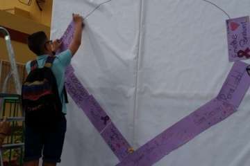 Lazos contra la violencia machista en el IES Agustín Millares (Foto TA)