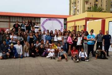 Lazos contra la violencia machista en el IES Agustín Millares (Foto TA)