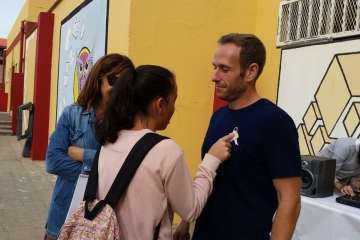 Lazos contra la violencia machista en el IES Agustín Millares (Foto TA)