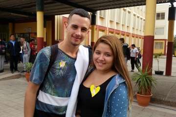 Lazos contra la violencia machista en el IES Agustín Millares (Foto TA)