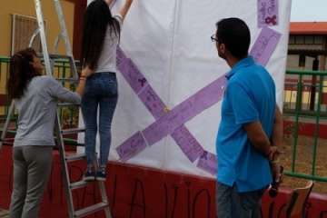 Lazos contra la violencia machista en el IES Agustín Millares (Foto TA)