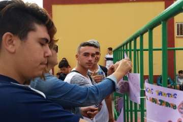 Lazos contra la violencia machista en el IES Agustín Millares (Foto TA)