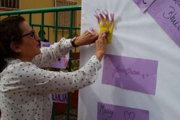 Lazos contra la violencia machista en el IES Agustín Millares (Foto TA)