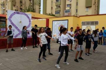 Lazos contra la violencia machista en el IES Agustín Millares (Foto TA)
