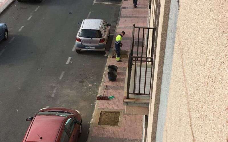 Los árboles han desaparecido de los alcorques de la calle de Maestra Chanita Ruiz (Foto TA)