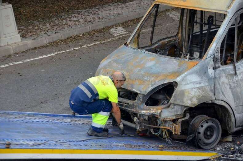 Este miércoles comenzó la retirada de los vehículos calcinados (Foto Francisco J. Ravelo)
