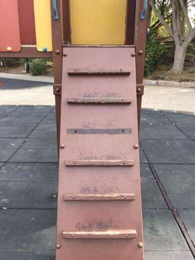 Acceso al tobogán con falta de escalones (Foto TA)