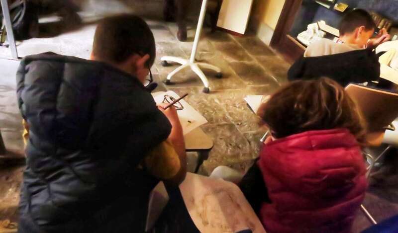 Dos niños en el taller del sábado (Foto Sants Álamo)