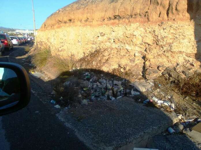 Desechos acumulados en la vía de enlace con la GC-1 desde la rotonda de La Estrella (Foto TA)