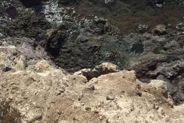 Peligro real de derrumbe en la costa de Clavellinas (Foto TA)