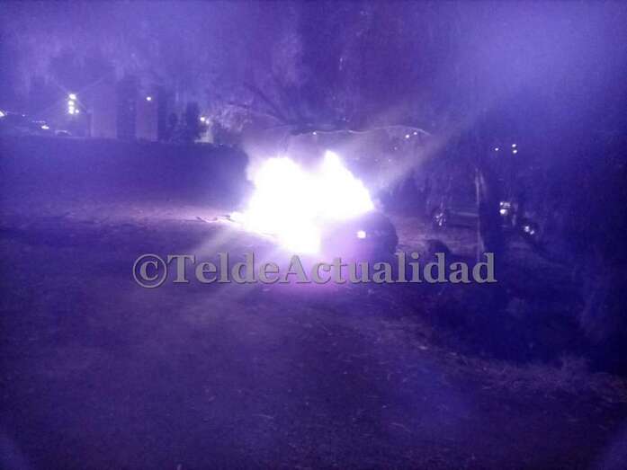 Momento del incendio de un vehículo en Jinámar (Foto TA)