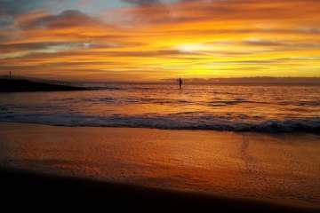 Amanecer rojo en la costa de Telde (Foto de Gumersindo Hernández)