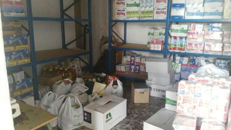 Parte de los alimentos y ropa que se entregaron (Foto TA)