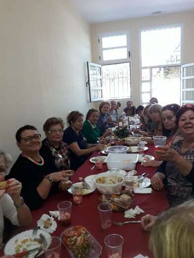 La comida de confraternización tuvo lugar ayer en la sede del colectivo vecinal La Ilusión de la Esperanza (Foto TA)
