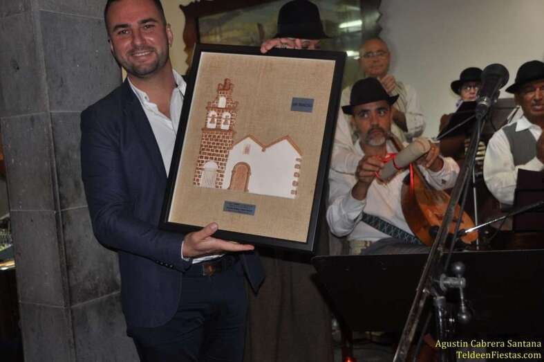 Aridani Peñate muestra el premio que recibió anoche durante el concierto de Navidad (Foto Teldeenfiestas)