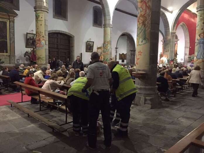 Momento en que personal de una ambulancia del SUC atiende al feligrés (Foto TA)